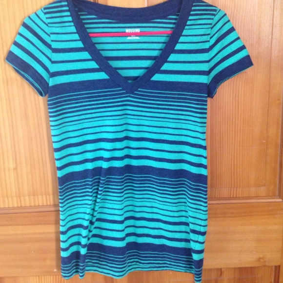 teal/navy blue striped tee 💙
