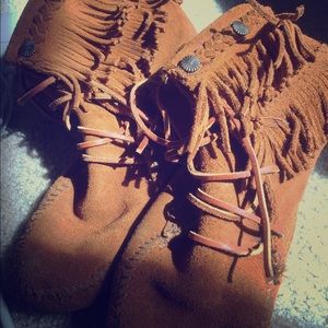🚨🚫 DO NOT BUY reserved Minnetonka ankle boots