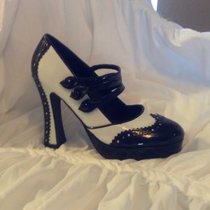 Black & white chunky heel