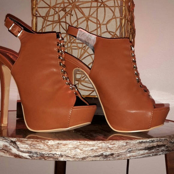 Autumn Fall Gold Lace Chain Heel