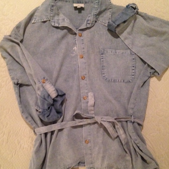 Hot & Delicious Tops - All in the details Chambray!