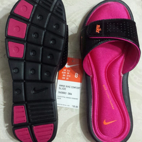Nike womans size 8 sandlas  •°Holding°•