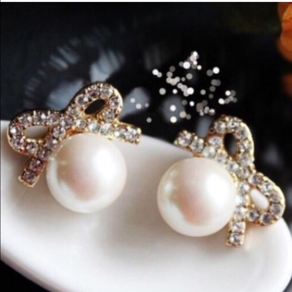 Pearl Bow Earings