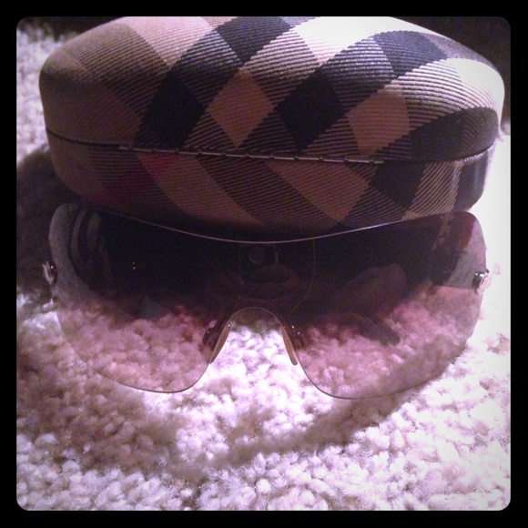 BURBERRY SUNGLASES