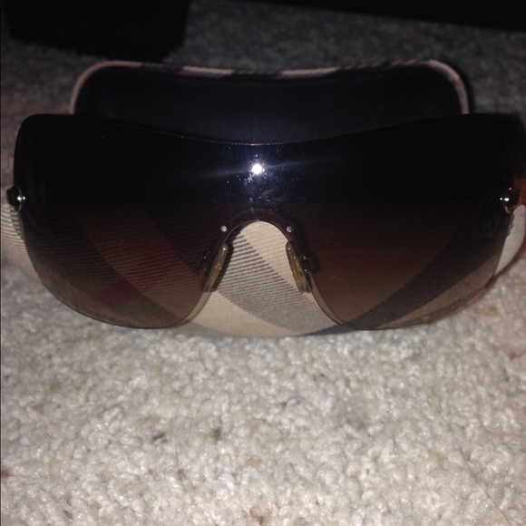 BURBERRY SUNGLASES - Picture 2 of 3
