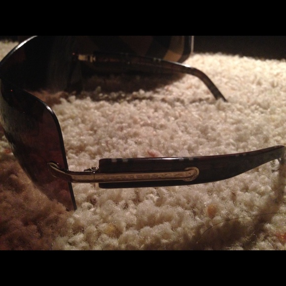 BURBERRY SUNGLASES - Picture 3 of 3