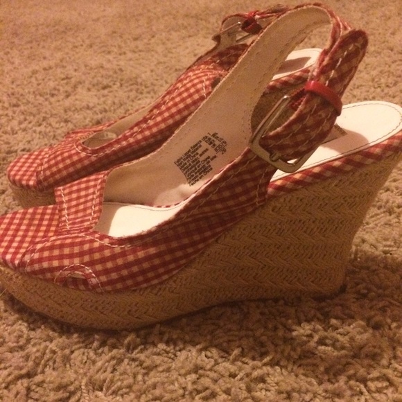 ٠White & red plaid wedges٠