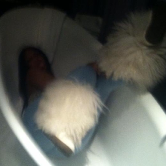 Meet your Posher, Cynthia - Picture 3 of 3