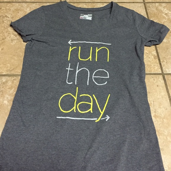 Under Armour Tops - Under armour short sleeve top.