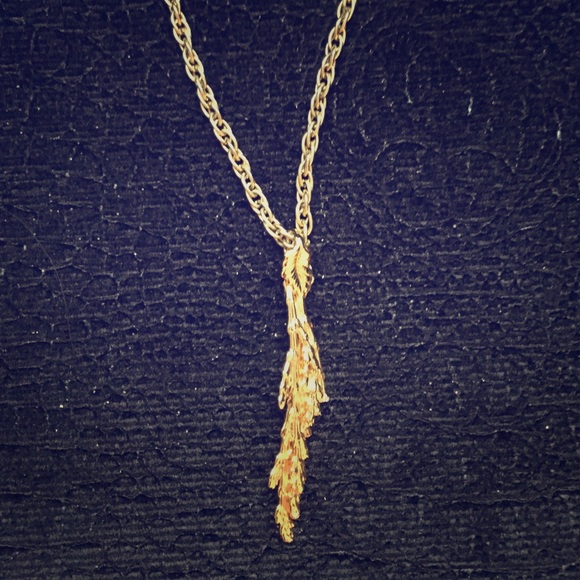 Vintage gold chain and gold leaf pendant - costume