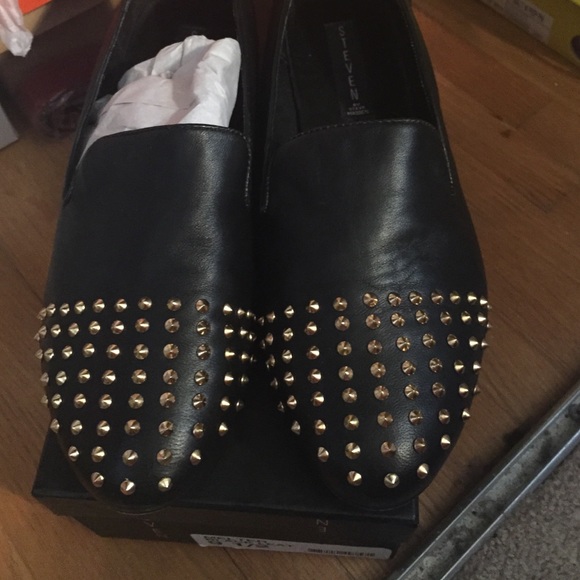 Steve by Steve Madden spike flats!