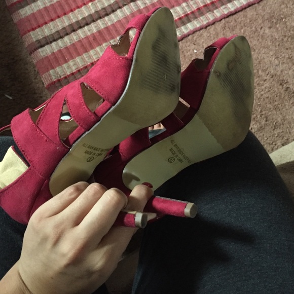 Red heels - Picture 3 of 4