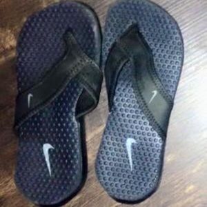 Nike size 12 little boys flip flops EUC