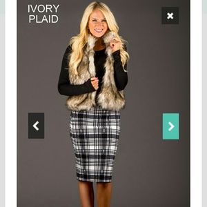 **HP! Ivory and Black Plaid Pencil Skirt - NWT MED