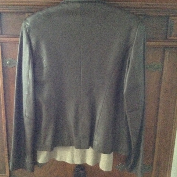 Beautiful Leather Jacket with nice detailing - Picture 3 of 3