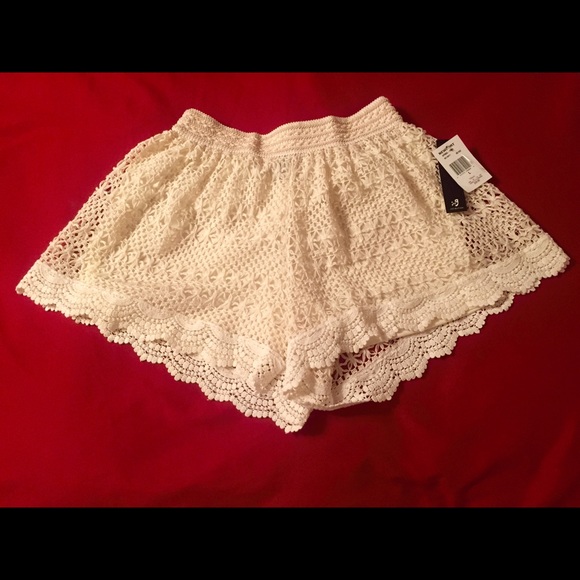 Cream colored Lace shorts w/ elastic waist- large