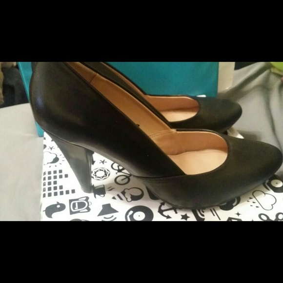 Retro Style Matte Black Heels