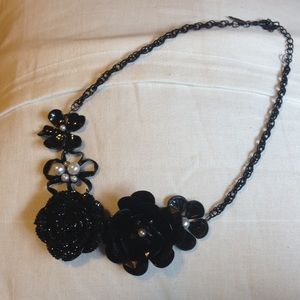 Black flower statement piece ▪️