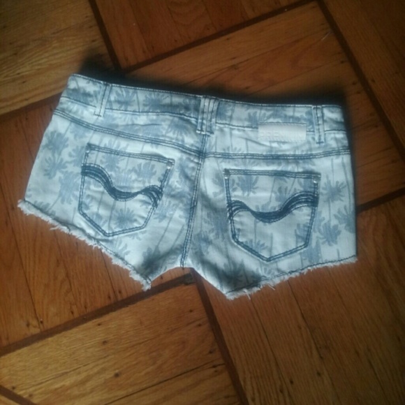 White Jean short - Picture 2 of 3