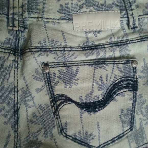 White Jean short - Picture 3 of 3