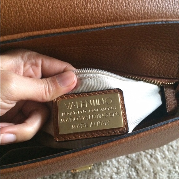 Valentino handbag authentic with certificated - Picture 2 of 4