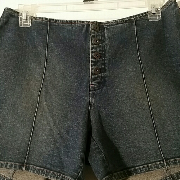 Woman's denim shorts - Picture 2 of 3