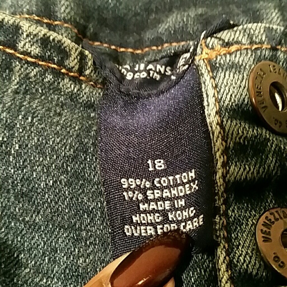 Woman's denim shorts - Picture 3 of 3