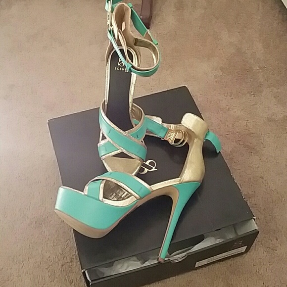 Sexy Aqua Green and Gold Shoes - Picture 3 of 3