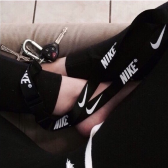 PINK Victoria's Secret Accessories - NWOT Nike lanyard black and white