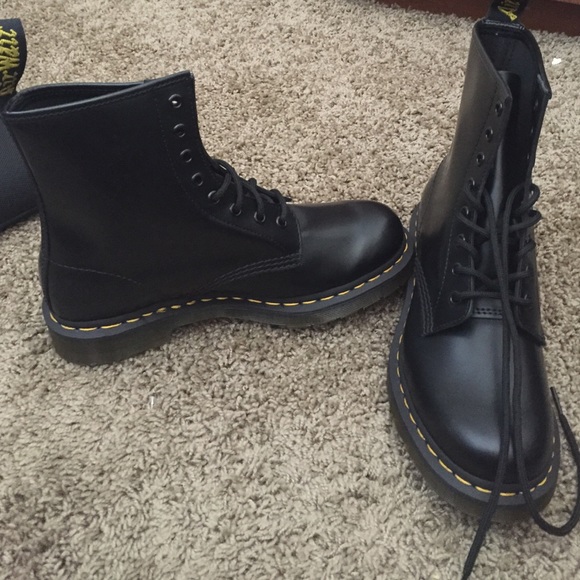 Dr. Martens Women's 1460 Originals- black leather
