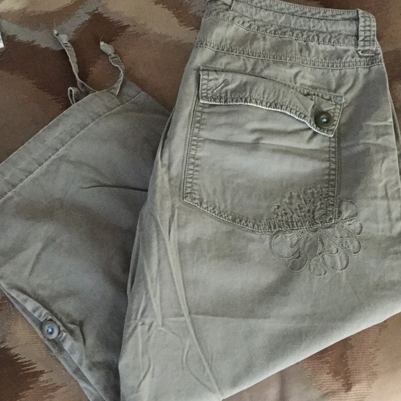 AMERICAN EAGLE OLIVE GREEN CAPRI!