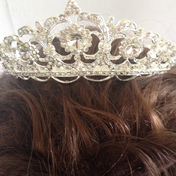 Beautiful Rhinestone Tiara !New! - Picture 2 of 3