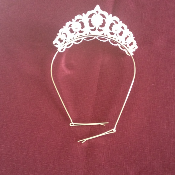 Beautiful Rhinestone Tiara !New! - Picture 3 of 3