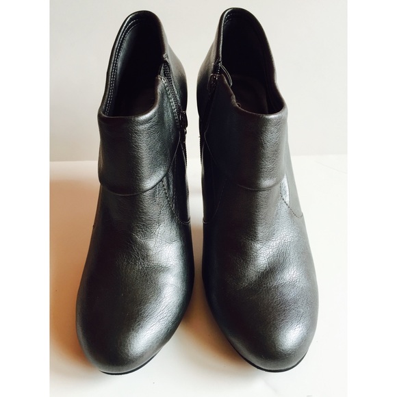 BCBG vintage gray/silver boots! - Picture 2 of 4