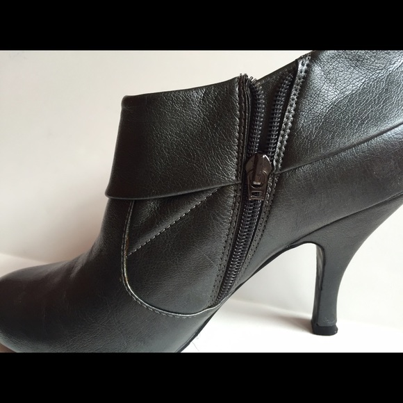 BCBG vintage gray/silver boots! - Picture 4 of 4