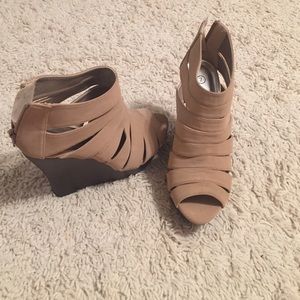 Nude wedges