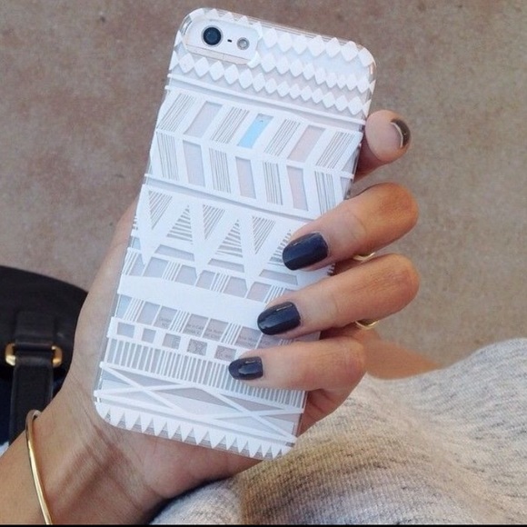 Accessories - 💕2 LEFT!💕 White Aztec iPhone 6 case