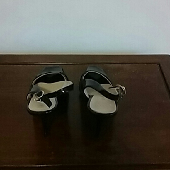 Open toe. Heels - Picture 2 of 4