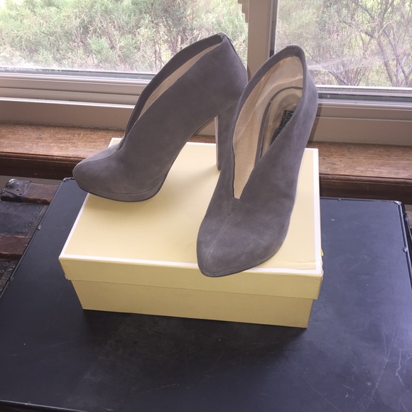 EUC MICHAEL KORS Adena Bootie - Picture 2 of 4