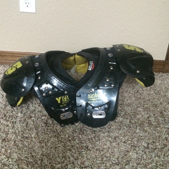 Schutt shoulder pads size medium - Picture 1 of 3