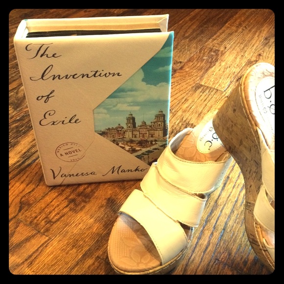 NWT! Fabulous book clutch. Great vintage look!