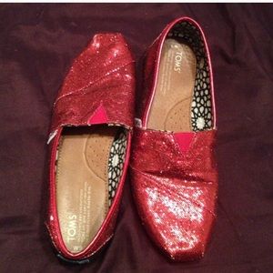 Red glitter toms