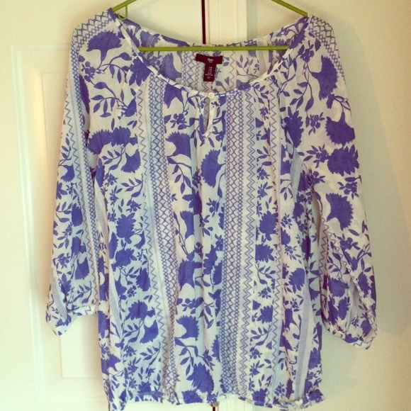 GAP floral keyhole top!