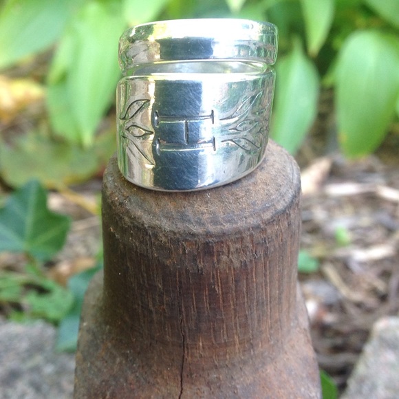 Monogrammed H Silverware ring. - Picture 2 of 6