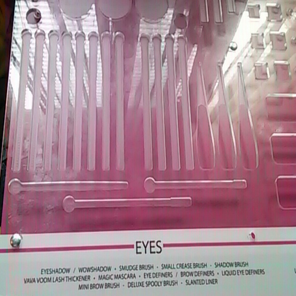 Cosmetic Set Up - Picture 2 of 4