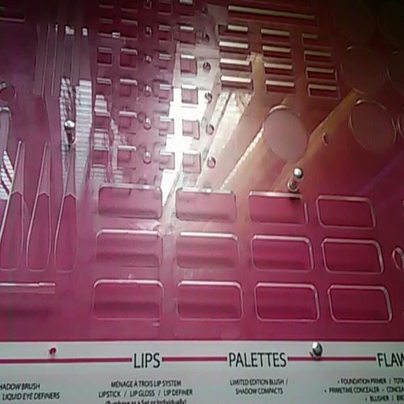 Cosmetic Set Up - Picture 3 of 4