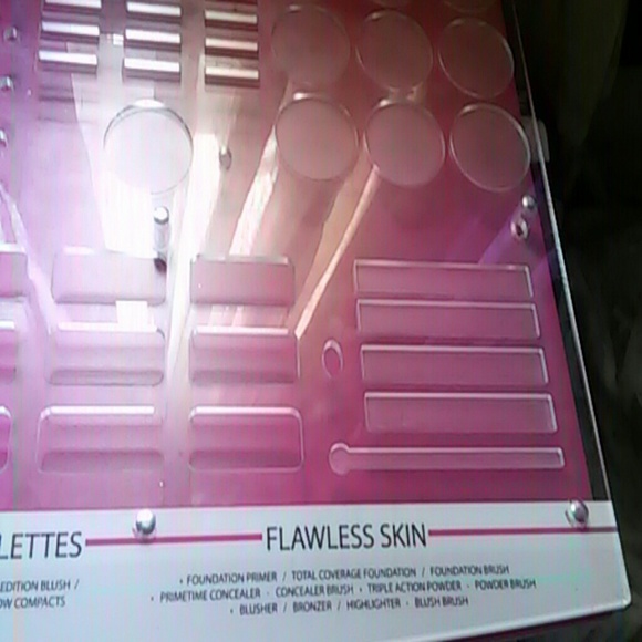 Cosmetic Set Up - Picture 4 of 4