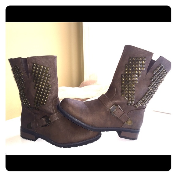 Calf-high fall boots.  Brand - Bamboo