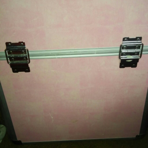 Cosmetic Cabodel filled with makeup - Picture 2 of 3