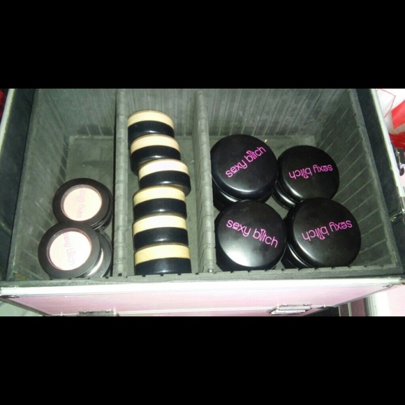 Cosmetic Cabodel filled with makeup - Picture 3 of 3